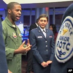 Kenyatta Raffin (chapdan) bu uchuvchilarning bugungi avlodi