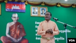 សាស្រ្តាចារ្យ ក្រសួងវប្បធម៌ និងវិចិត្រសិល្បៈ ស្មូតកំណាព្យ បទ “តោថ្ម” ដែលដកស្រង់ចេញអត្ថបទ និរាសអង្គរ និពន្ធដោយ ឧកញ្ញ៉ា​សុត្តន្ត​ប្រី​យ​ជា​ឥន្ទ ក្នុងទិវាអំណានជាតិលើកទី២ នៅវិទ្យាស្ថានជាតិអប់រំ​ នាថ្ងៃទី ១១ ខែមិនា ឆ្នាំ ២០១៧។​ (ខាន់ សុគុំមនោ/VOA)