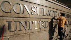 资料照：一名工人在清洁美国驻香港总领馆的外墙（路透社）