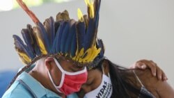 Ožalošćeni članovi starosedelačke zajednice Parque das Tribos na sahrani poglavice Mesiasa, koji je bio žrtva koronavirusa.