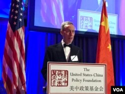 美中贸易全国委员会主席艾伦大使2019年11月21日在五月花饭店接受美中政策基金会颁发的“杰出成就奖”后发表讲话（美国之音莉雅拍摄）