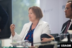 លោកស្រី អាម៉ាន់ដា បឺណិត (Amanda Bennett) នាយិកា​របស់​សំឡេង​សហរដ្ឋ​អាមេរិក (វីអូអេ) ថ្លែងនៅក្នុងវេទិកា​សារព័ត៌មាន​ដើម្បី​លទ្ធិ​ប្រជាធិប​តេយ្យ​ នៅ​រដ្ឋ​ធានី​វ៉ាស៊ីនតោន កាលពីថ្ងៃទី៧ ខែឧសភា ឆ្នាំ២០១៩។ (រូបថត៖ USAGM)