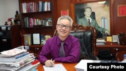 រូបឯកសារ៖ លោក​ គួច ម៉េងលី ជា​វេជ្ជបណ្ឌិត​ និង​អ្នក​ជំនួញ​ម្នាក់​មក​ពី​សហរដ្ឋ​អាមេរិក នៅ​ការិយាល័យ​របស់​លោក នៅ​រាជធានី​ភ្នំពេញ កាល​ពី​ខែ​តុលា ឆ្នាំ​២០១៦។ (រូបថតផ្តល់​ឲ្យ​ដោយ​លោក គួច ម៉េងលី)