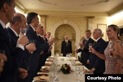 Potpredsednik SAD nazdravlja crnogorskim domaćinima