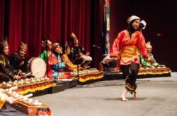 Alwa Lawindo melakukan tari piring dalam sebuah pertunjukkan di AS. (Photo courtesy Muhammad Afdal)