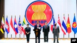 រូបឯកសារ៖ នៅ​ក្នុង​រូបថត​ដែល​ផ្សព្វផ្សាយ​ដោយ​វិមាន​ប្រធានាធិបតី​ឥណ្ឌូណេស៊ី​នេះ បង្ហាញ​ពី​ប្រធានាធិបតី​ឥណ្ឌូណេស៊ី លោក Joko Widodo ថ្លែង​សុន្ទរកថា​ បន្ទាប់​ពី​កិច្ចប្រជុំ​កំពូល​អាស៊ាន​នៅ​ទីក្រុង​ហ្សាការតា ប្រទេស​ឥណ្ឌូណេស៊ី កាល​ពី​ថ្ងៃ​សៅរ៍ ទី២៤ ខែមេសា ឆ្នាំ២០២១។