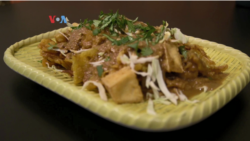 Hidangan “Tahu Gimbal” di Tasya’s Kitchen (Foto: VOA Indonesia)