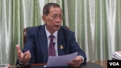 រូបឯកសារ៖ លោក​ សុខ ឥសាន ឆ្លើយ​សំណួរ​របស់​ VOA នៅ​ក្នុង​ការិយាល័យ​របស់​លោក​នៅ​ព្រឹទ្ធសភា អំពី​ស្ថានភាព​សេរីភាព​សារព័ត៌មាន​នា​ពេល​បច្ចុប្បន្ន​នៅ​ក្នុង​ប្រទេស​កម្ពុជា កាលពី​ថ្ងៃទី២៤ ខែមេសា ឆ្នាំ២០១៩។ (ខាន់ សុគុំមនោ/VOA)