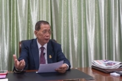 រូបឯកសារ៖ លោក​ សុខ ឥសាន ឆ្លើយ​សំណួរ​របស់​វីអូអេ នៅ​ក្នុង​ការិយាល័យ​របស់​លោក​នៅ​ព្រឹទ្ធសភា អំពី​ស្ថានភាព​សេរីភាព​សារព័ត៌មាន​នា​ពេល​បច្ចុប្បន្ន​នៅ​ក្នុង​ប្រទេស​កម្ពុជា កាលពី​ថ្ងៃទី២៤ ខែមេសា ឆ្នាំ២០១៩។ (ខាន់ សុគុំមនោ/វីអូអេ)