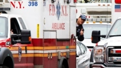 Zdravstveni radnici ispred bolnice Elmhurst u Njujorku, 5. aprila 2020.