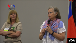 អ្នកស្រី Susan Borst (ស្តាំ) គឺ​ជា​ម្តាយ​ចិញ្ចឹម​របស់​គន្ធា និង​ដេវិន ផតធរ។ (សាយមុន្នី/VOA)