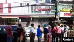 စစ်တပ်အာဏာသိမ်းသည့်ရက်က ဘဏ်ရှေ့တွင်စောင့်ဆိုင်းနေကြသူများ (ဖေဖော်ဝါရီ ၁၊ ၂၀၂၁)