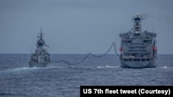 美國海軍第七艦隊柯蒂斯·威爾伯號導彈驅逐艦和澳大利亞皇家海軍的安扎克級護衛艦“巴拉臘特”號在南中國海進行聯合軍演。（2021年6月11日）