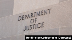 资料照片：位于华盛顿的美国司法部总部大楼的标识。