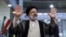El candidato presidencial Ebrahim Raisi saluda después de emitir su voto durante las elecciones presidenciales en un colegio electoral en Teherán, Irán, el 18 de junio de 2021.