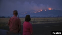 Lokalni stanovnici posmatraju dim i vatru na obližnjem brdu, tokom požara u blizini grada Medford, Oregon, 9. septembra 2020.