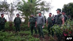 緬甸民族民主同盟軍一名軍官在緬甸北部撣邦臘戍鎮附近指揮針對緬甸軍隊的行動。 攝於2023年10月27日。（圖片由果敢信息網提供，法新社發佈。）