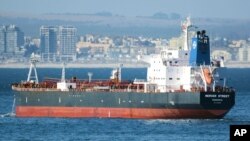 រូបឯកសារ៖ នាវា​ដឹកប្រេង Mercer Street ដែល​មាន​ដោត​ទង់ជាតិ​លីប៊ី ស្ថិត​នៅ​ក្រុង Cape Town ប្រទេស​អាហ្វ្រិក​ខាង​ត្បូង ថ្ងៃទី២ ខែមករា ឆ្នាំ២០១៦។