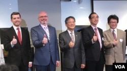 时任美国在台协会代理处长谷立言（左二）2019年11月4日在美台“大规模网路攻防演练”开幕仪式上与其他美台官员合影。（美国之音）