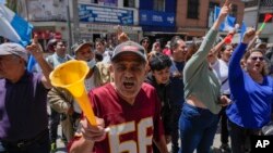 Los manifestantes se reúnen frente a la Fiscalía General para protestar por el allanamiento al Tribunal Supremo Electoral y a favor de los resultados electorales que convocaron a una segunda vuelta en la elección presidencial en la Ciudad de Guatemala, el 13 de julio de 2023.