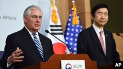 رکس تیلرسون وزیر خارجه آمریکا در کنار وزیر خارجه کره جنوبی، آرشیو