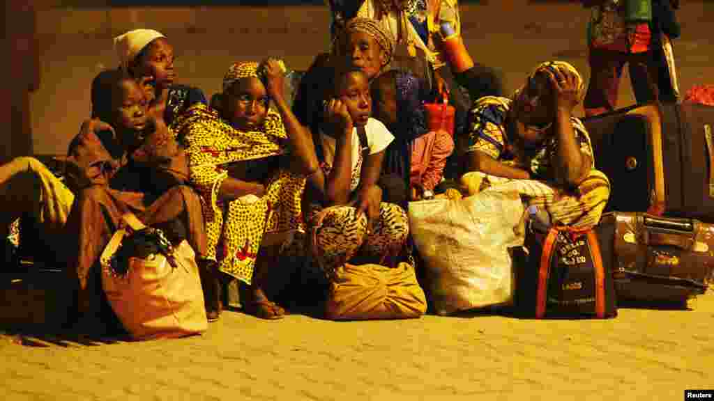 'Yan Najeriya da aka kwaso daga Afirka Ta Tsakiya suna shirin su yi balaguro zuwa garuruwansu dake jihohi daban daban daka filin saukar jiragen sama na kasa da kasa na Nnamdi Azikiwe dake Abuja ranar 6 ga watan Janairu na shekarar 2014.