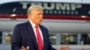 El expresidente Donald Trump habla con los periodistas antes de partir del Aeropuerto Internacional Hartsfield-Jackson de Atlanta, el jueves 24 de agosto de 2023, en Atlanta.