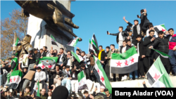 İstanbul'da Suriyeli sığınmacıların yoğunlukla yaşadığı bölgelerde Esat'ın Şam'ı terk ettiği haberlerinin yayılmasının ardından 