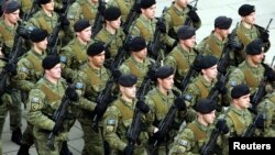 Pripadnici KBS tokom obeležavanja 10. godišnjice proglašenja nezavisnosti 18. februara 2018. (Foto: Reuters/Hazir Reka)