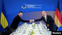 Канцлер Німеччини Олаф Шольц і президент України Володимир Зеленський проводять двосторонню зустріч на полях Конференції з відновлення України в Берліні, Німеччина, 11 червня 2024 року. (Фото: REUTERS/Annegret Hilseol