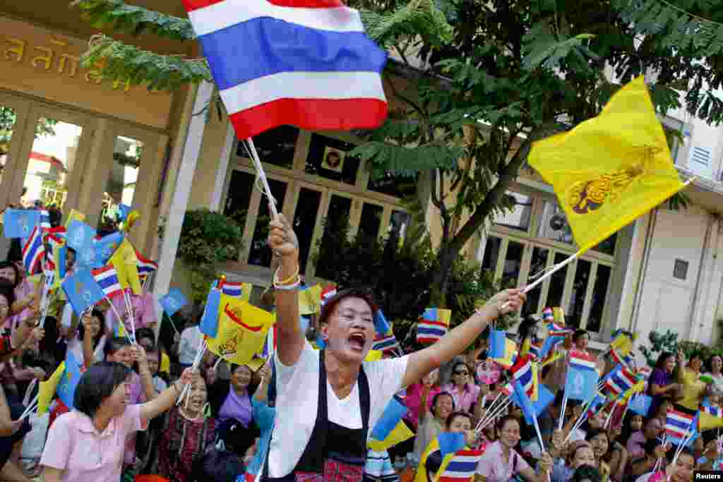 Crowds, shouting "Long live the king", wait for Thailand's King Bhumibol Adulyadej and Queen Sirikit to leave Siriraj hospital in Bangkok, August 1, 2013.