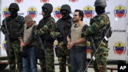 Venezuelan soldiers escort Colombian drug-trafficking boss Maximiliano Bonilla Orozco (R) and Gildardo de Jesús García Cardona, before being extradited to the United States, in Caracas on December 15, 2011.