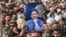 Một người ủng hộ cựu thủ tướng đang bị giam giữ Imran Khan giơ tấm áp phích trong một cuộc tụ họp của đảng PTI để kỷ niệm Ngày Liệt sĩ nhằm tưởng nhớ những người được cho là đã thiệt mạng trong cuộc biểu tình tháng trước, tại Peshawar, hôm 15/12/2024.