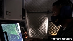 Un oficial de la Armada de Ecuador mira en el radar una flota pesquera mayormente china detectada en un corredor internacional cerca de la zona económica exclusiva de las Islas Galápagos, en el Océano Pacífico.