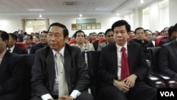 ប្រធាន​តុលាការ​ក្រុង​ភ្នំពេញ​ថ្មី​ លោក តាំង ស៊ុនឡាយ (រូប​ពាក់​ក្រវ៉ាត់​ក​ក្រហម) ត្រូវ​បាន​ប្រកាស​ចូល​កាន់​មុខ​តំណែង​នៅ​ថ្ងៃ​ពុធ​ទី ១៨ ខែ​កុម្ភៈ ឆ្នាំ​២០១៥ នេះ​នៅ​សាលា​ដំបូង​រាជធានី​ភ្នំពេញ បន្ទាប់​ពី​ឧត្តម​ក្រុមប្រឹក្សា​នៃ​ អង្គ​ចៅក្រម​សម្រេច​ដក​លោក​ អាំង មាលតី (រូប​ពាក់​ក្រវ៉ាត់​ក​ពណ៌​ស) ដោយ​សារ​មាន​ការ​មិន​សុខ​ចិត្ត​ពី​លោក​នាយករដ្ឋមន្ត្រី​ ហ៊ុន សែន ក្នុង​សំណុំ​រឿង​ដោះលែង​ឪពុកម្តាយ​ឧកញ៉ា ថោង សារ៉ាត់។ (ហេង រស្មី/VOA)