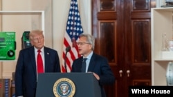 2025年4月30日，在特朗普总统的注视下，英伟达首席执行官黄仁勋在白宫十字厅举行的“投资美国”活动上发表讲话。