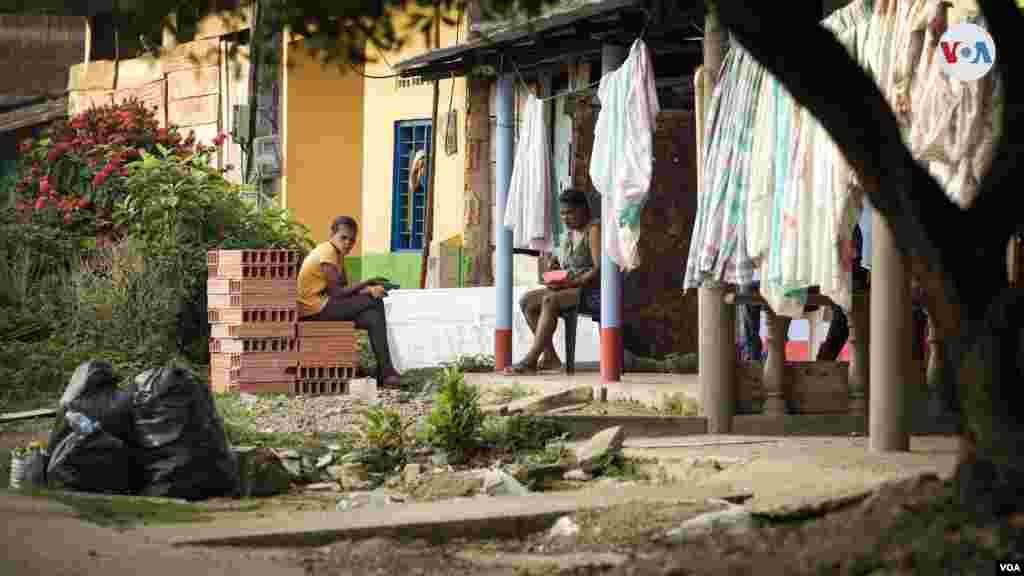 Debido a las larga espera para abordar una de las lanchas los migrantes no tienen otra opción que sentarse en alguna esquina a esperar que llegue el tan anhelado día de su partida.