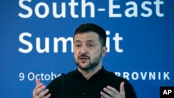 Croatia မှာ ကျင်းပတဲ့ အရှေ့တောင် ဥရောပ ဒေသတွင်း ၁၂ နိုင်ငံ တက်ရောက်တဲ့အစည်းဝေးမှာ ယူကရိန်းသမ္မတ Volodymyr Zelenskiy တက်ရောက်စကားပြောစဥ်။ (အောက်တိုဘာ ၉၊ ၂၀၂၄)