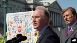 រូបភាពឯកសារ៖ តំណាង​រាស្ត្រ​លោក Tom Price (ឆ្វេង) ថ្លែង​ក្នុង​សន្និសីទមួយ​នៅ​ក្នុង​រដ្ឋធានី​វ៉ាស៊ីនតោន កាល​ពី​ថ្ងៃទី​២៦ មីនា ២០១២ ប្រឆាំង​នឹង ​Affordable Care Act ដែល​បាន​ស្គាល់​ថា​ជា​កម្មវិធី Obamacare។