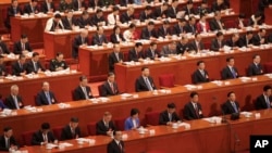 លោក​នាយករដមន្ត្រី​ចិន Li Keqiang បង្ហាញ​ពី​របាយការណ៍​ការងារ​នៅ​ក្នុង​ការ​បើក​កិច្ចប្រជុំ​សភា​ នៅ​ក្នុង​ក្រុង​ប៉េកាំង កាលពី​ថ្ងៃទី៥ ខែមីនា ឆ្នាំ២០១៩។