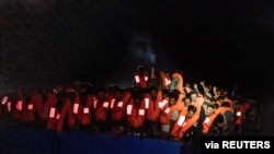 FILE - Wahamiaji wakisubiri kuokolewa na shirika la Ocean Viking wakati wa operesheni ya utafutaji na ukoaji katika Bahari ya Mediterranean Julai 5, 2021. (Flavio Gasperini/SOS Mediterranee/Handout via Reuters)