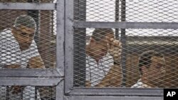 Hibsdagilar - avstraliyalik Piter Greste, Misr va Kanada fuqaroligi bor Muhammad Fahmiy va misrlik Bahir Muhammad.