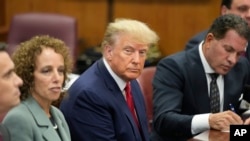 ترامپ دو هفته پیش برای یک پرونده دیگر در دادگاهی در نیویورک به عنوان متهم حاضر شده بود.
