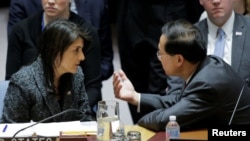 2018年時任美國駐聯合國大使與時任中國常駐聯合國代表馬朝旭交談。（路透社）