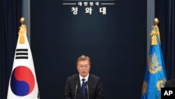 Le président Moon Jae-In parle à la maison bleue de Séoul, le 10 mai 2017.