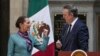 ARCHIVO - La presidenta de México, Claudia Sheinbaum, a la izquierda, y el secretario de Economía, Marcelo Ebrard, asisten a una conferencia de prensa en el Palacio Nacional en Ciudad de México, el 15 de octubre de 2024.