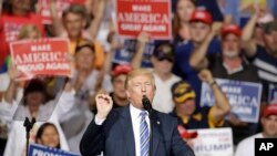 ប្រធានាធិបតី​អាមេរិក​ Donald Trump ថ្លែង​នៅ​ក្នុង​ការ​ជួបជុំមួយ​នៅ​ Huntington កាល​ពី​ថ្ងៃទី​០៣ សីហា ២០១៧