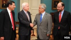 El senador Barrasso a la izquierda y el canciller Moreno a la derecha observan el saludo del senador McCain y el presidente Piñera en el Palacio de la Moneda en Chile.