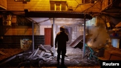 Руски официјални лица велат дека двајца војници се притворени во врска со убиства. Обвинителството поддржано од Украина соопшти дека семејството било заклано откако сопственикот го одбил барањето да ги ослободи просториите на руските сили.