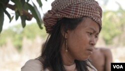 អ្នកស្រី ឃាន ណារុំ អាយុ៤២ឆ្នាំ គឺជា​ពលរដ្ឋ​ម្នាក់​ដែល​រងរបួស​ដោយសារ​គ្រាប់​កាំភ្លើង នៅក្នុង​ការតវ៉ា​រឿង​ដីធ្លី​ជាមួយ​ក្រុមហ៊ុនមួយ។ អ្នកស្រី​បាន​ផ្តល់​បទ​សម្ភាសន៍​ដល់​ VOA នៅផ្ទះ​របស់​អ្នកស្រី​ នៅស្រុកស្នួល ខេត្តក្រចេះ ថ្ងៃទី២ ខែមីនា ឆ្នាំ២០១៩។ (ស៊ុន ណារិន